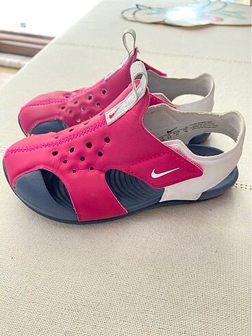 Nike 27 numara pembe sandalet