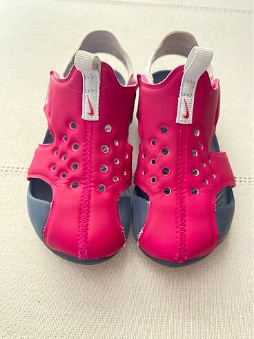 27 Beden pembe Renk Nike 27 numara pembe sandalet