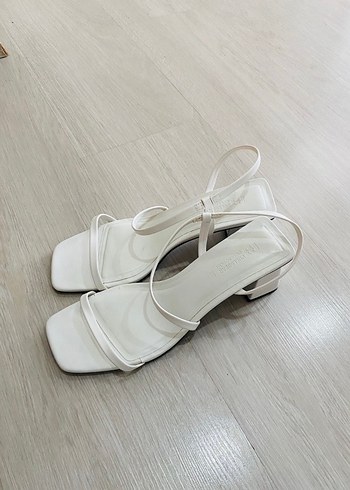 Pull and Bear Beyaz Minimalist Stiletto Topuklu Kadın Sandalet