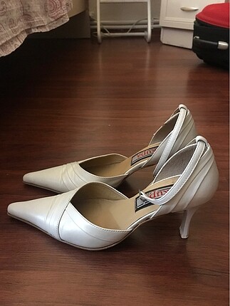Beyaz stiletto