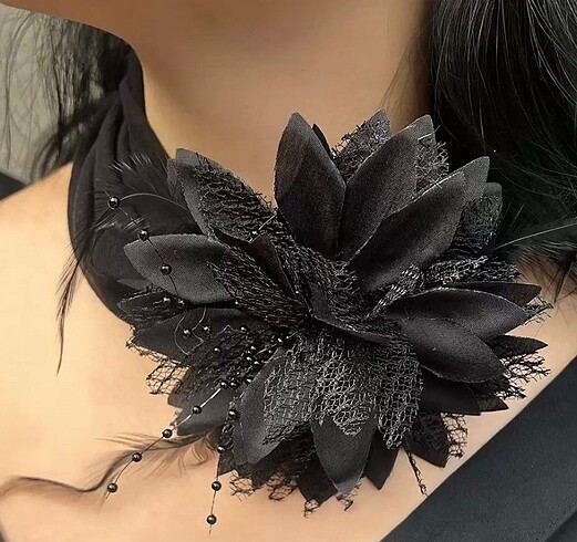 Siyah Çiçekli Boyun Aksesuarı
