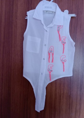 Düğmeli V Yakalı Beyaz Nakışlı Kolsuz Bluz - Görsel 2