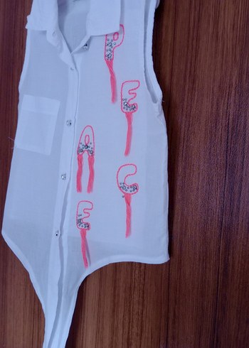 Düğmeli V Yakalı Beyaz Nakışlı Kolsuz Bluz - Görsel 3