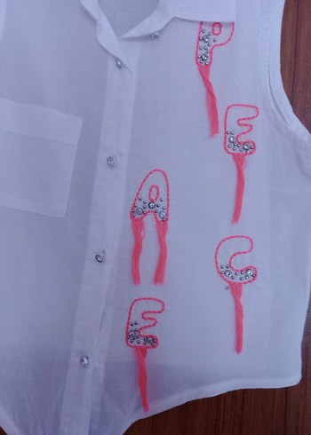 Düğmeli V Yakalı Beyaz Nakışlı Kolsuz Bluz - Görsel 4