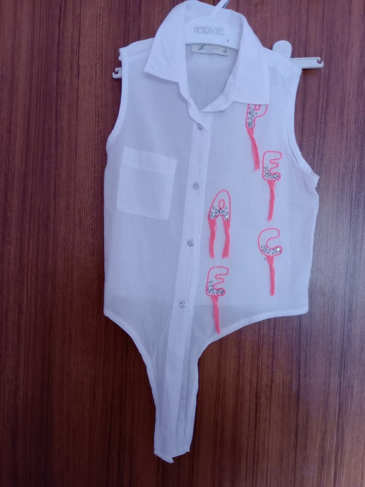 Düğmeli V Yakalı Beyaz Nakışlı Kolsuz Bluz - Görsel 2