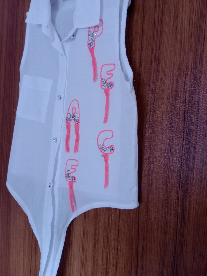 Düğmeli V Yakalı Beyaz Nakışlı Kolsuz Bluz - Görsel 3