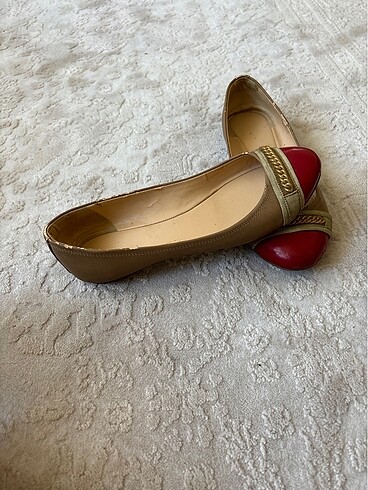 Charles & Keith Kırmızı burunlu babet