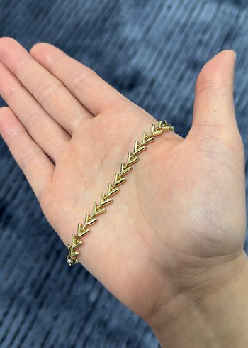 Zincir Detaylı Altın Renk Minimalist Bileklik - Görsel 4