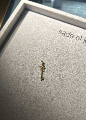 Altın Renk Anahtar ve Püsküllü Kadın Charm - Görsel 3