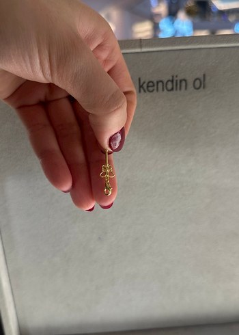 Altın Renk Anahtar ve Püsküllü Kadın Charm - Görsel 2