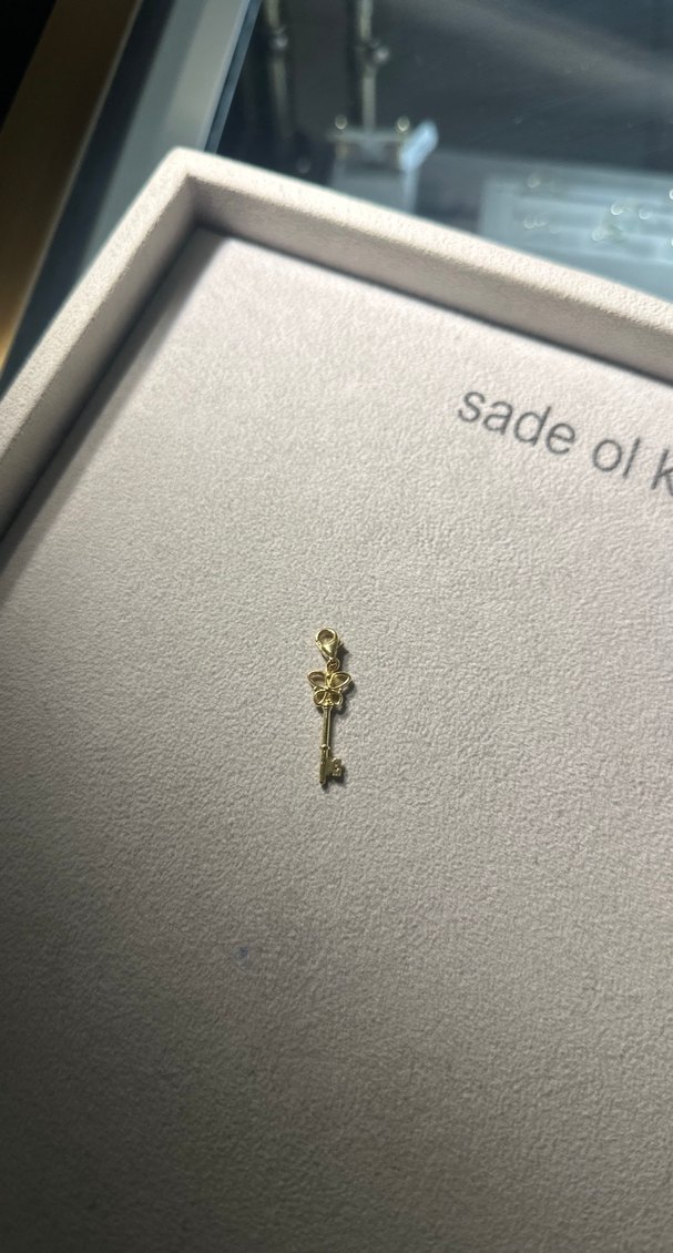 Altın Renk Anahtar ve Püsküllü Kadın Charm - Görsel 3