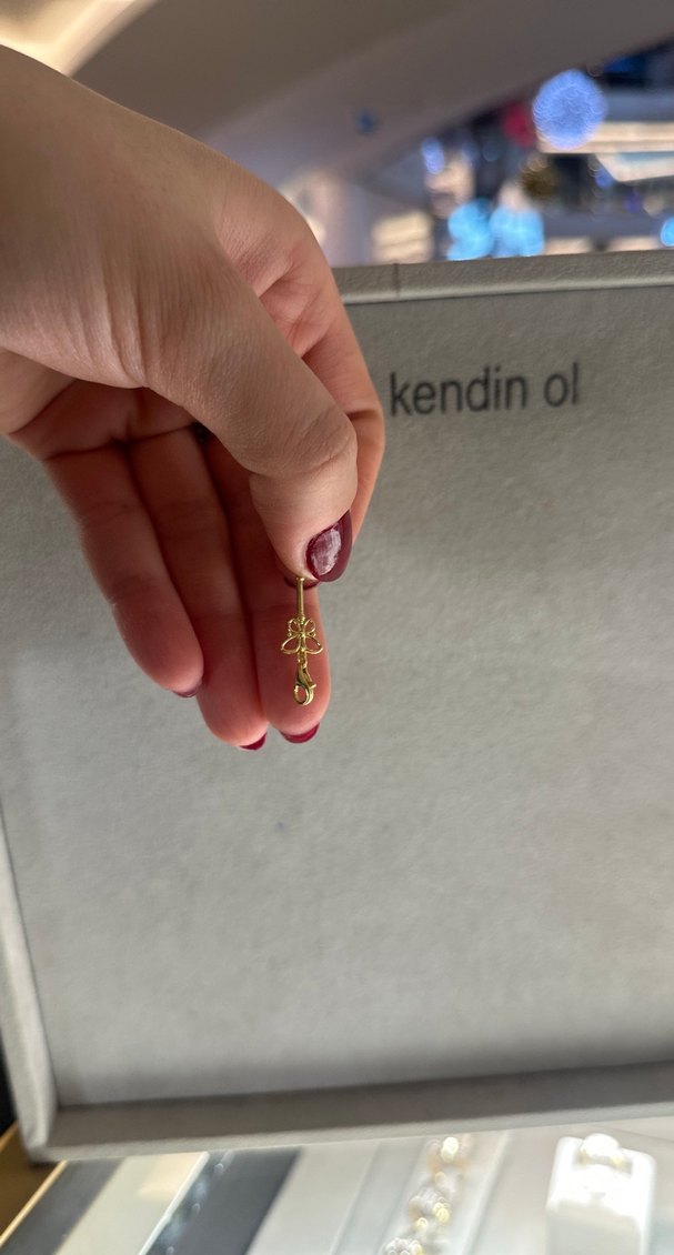 Altın Renk Anahtar ve Püsküllü Kadın Charm - Görsel 2