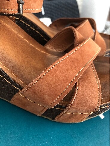 38 Beden kahverengi Renk İnci marka, hakiki deri, taba renk, 10 cm dolgu topuk sandalet
