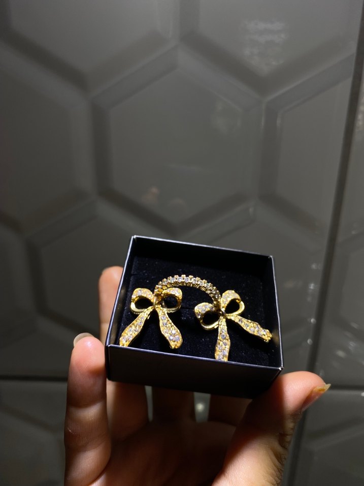 Mini Altın Renkli Fiyonklu Küpeler ve yüzük - Görsel 2