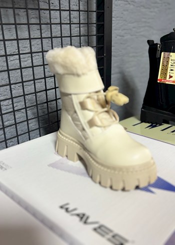 Kız Çocuk Beyaz Kürklü Bot 26-30 - Görsel 2