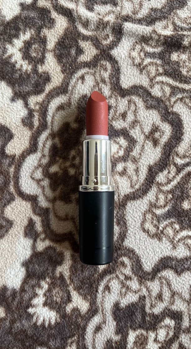 MAC Koyu Kahverengi Ruj - Görsel 2