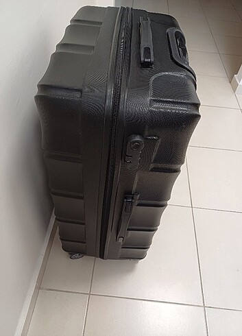 Orta boy siyah valiz - Görsel 2