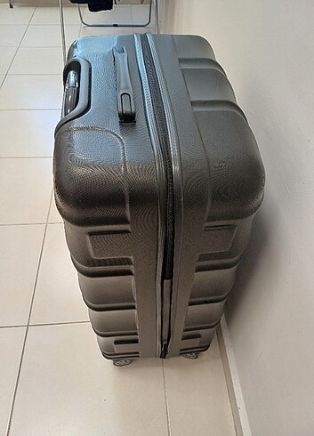 Orta boy siyah valiz - Görsel 3