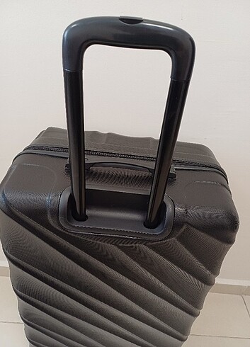 Orta boy siyah valiz - Görsel 4