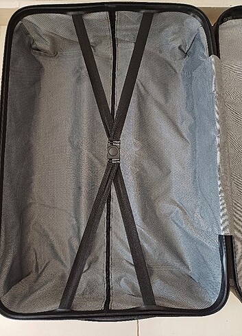 Orta boy siyah valiz - Görsel 6