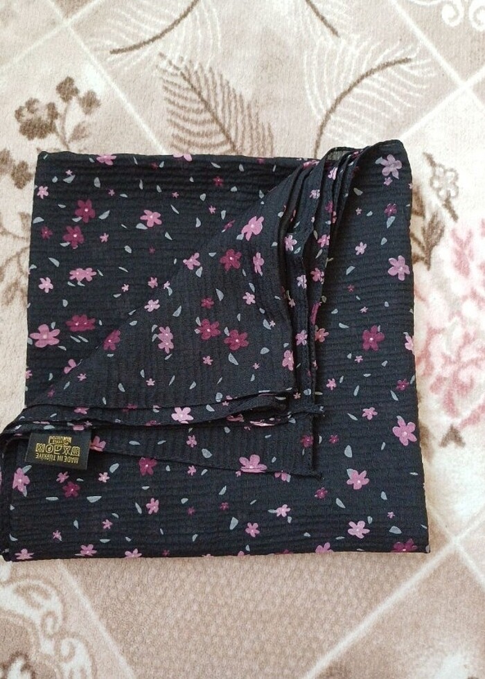 Siyah desenli eşarp  - Görsel 2