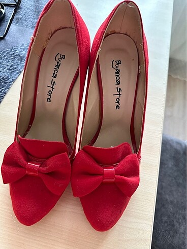 Kırmızı ince topuklu ayakkabı