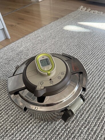 Beden Tefal saatli 6 lt düdüklü tencere göründüğü gibi sadace iç lasti