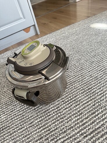 Tefal saatli 6 lt düdüklü tencere göründüğü gibi sadace iç lasti