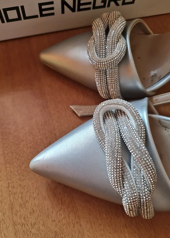 Gri Yılan Desenli Zincir Detaylı Stiletto
