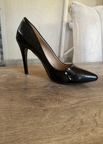 Kadın Siyah Parlak Stiletto Topuklu Ayakkabı