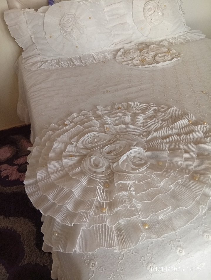 İşlemeli Beyaz Yatak Örtüsü - Görsel 3