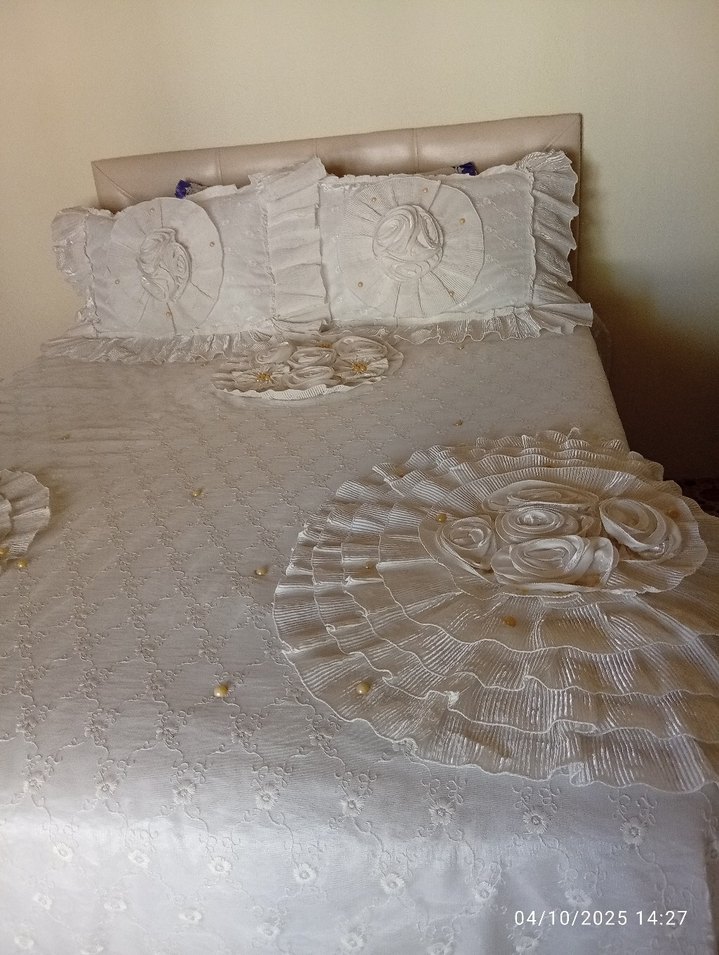 İşlemeli Beyaz Yatak Örtüsü - Görsel 2