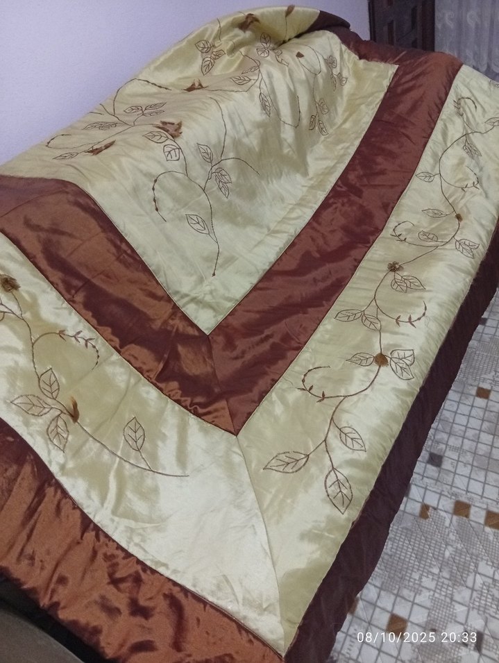 Kahverengi İşlemeli Parlak Yatak Örtüsü - Görsel 3