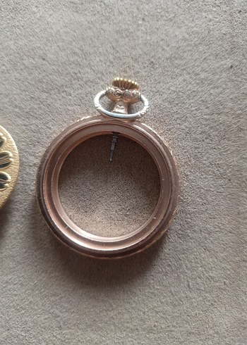 Parlak Altın Vintage Cep Saati
MAKİNESİ YOK YENİ URUN - Görsel 3