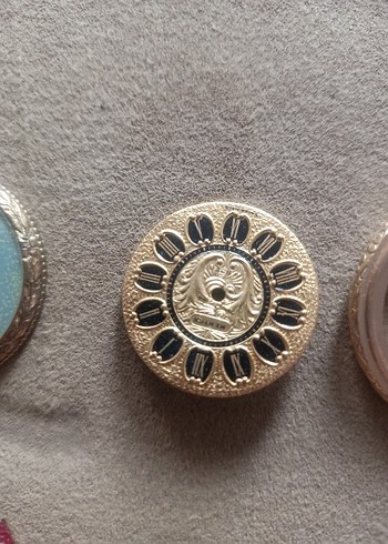 Parlak Altın Vintage Cep Saati
MAKİNESİ YOK YENİ URUN - Görsel 4