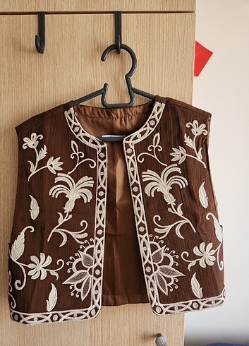Kahverengi işlemeli yelek