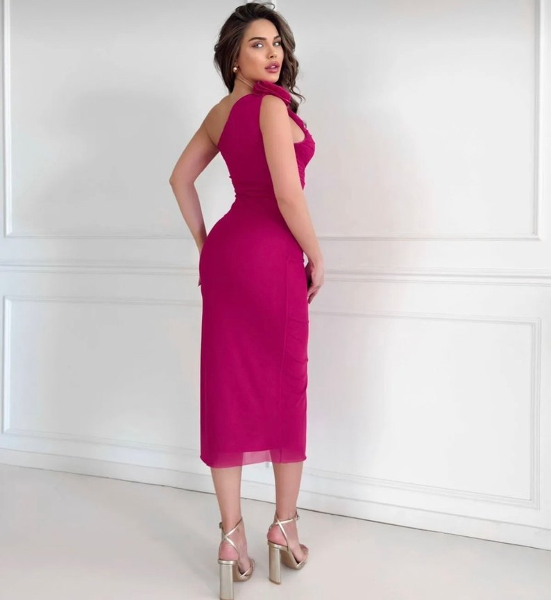 Fuşya çiçek broşlu tek omuz elbise - Görsel 3