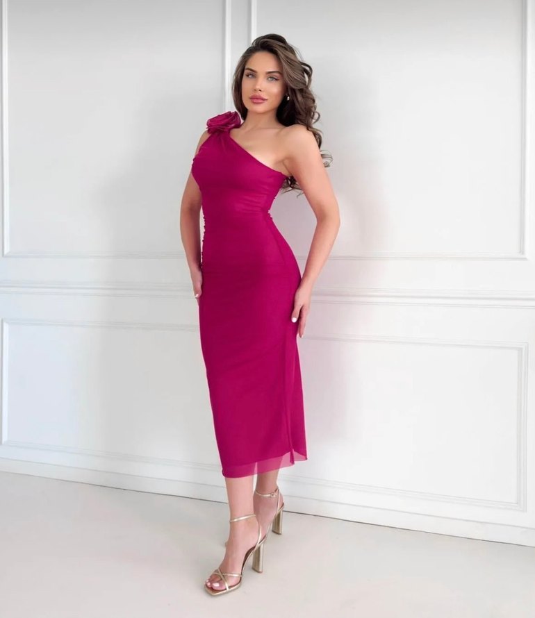 Fuşya çiçek broşlu tek omuz elbise - Görsel 4