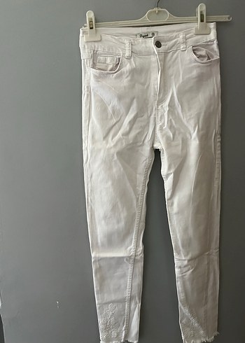 Nakış Detaylı Beyaz Kadın Kot Pantolon - Görsel 2