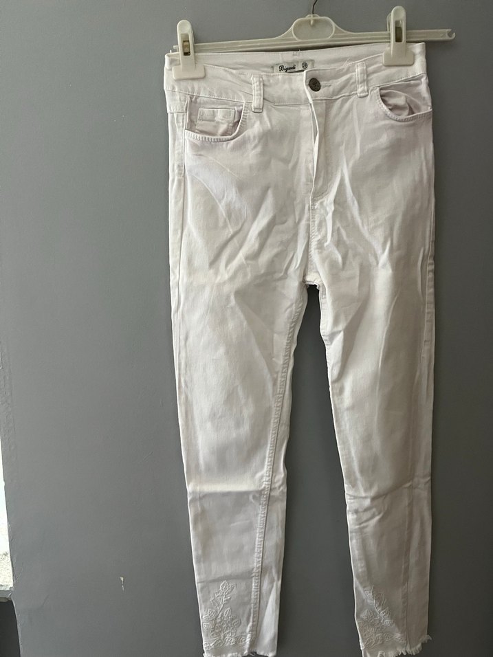 Nakış Detaylı Beyaz Kadın Kot Pantolon - Görsel 2