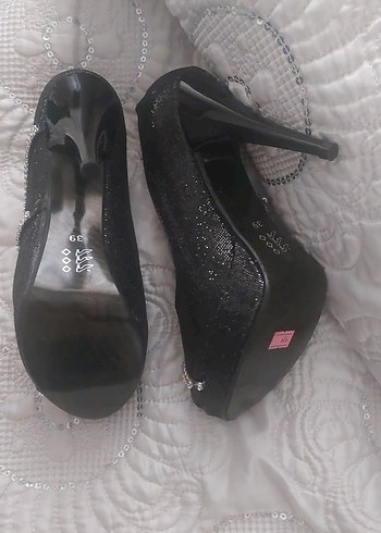 Siyah Pul Detaylı Yılan Desenli Topuklu Ayakkabı sıfırdır - Görsel 2