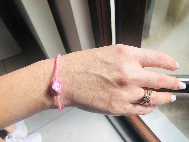 Pembe bileklik