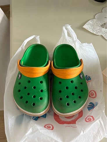 orijinal crocs j2 yazıyor altında kızım 34-35 ken giydi