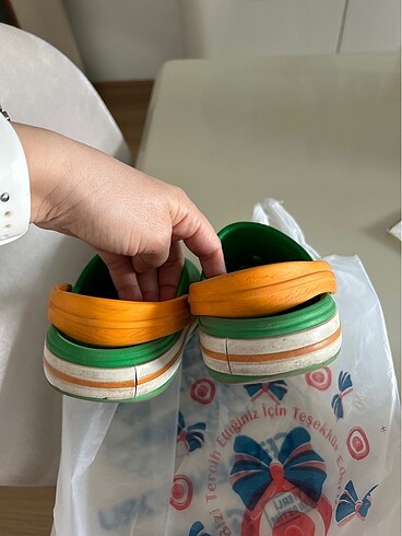 34 Beden yeşil Renk orijinal crocs j2 yazıyor altında kızım 34-35 ken giydi
