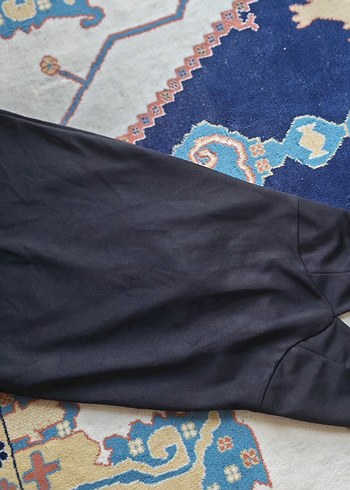 Siyah sırt dekolteli elbise - Görsel 2