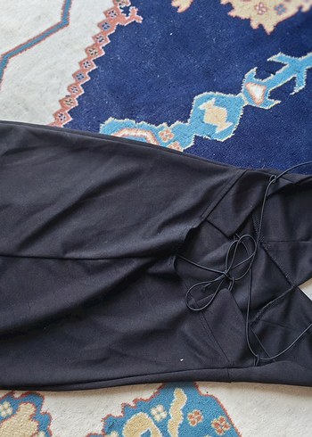 Siyah sırt dekolteli elbise - Görsel 3