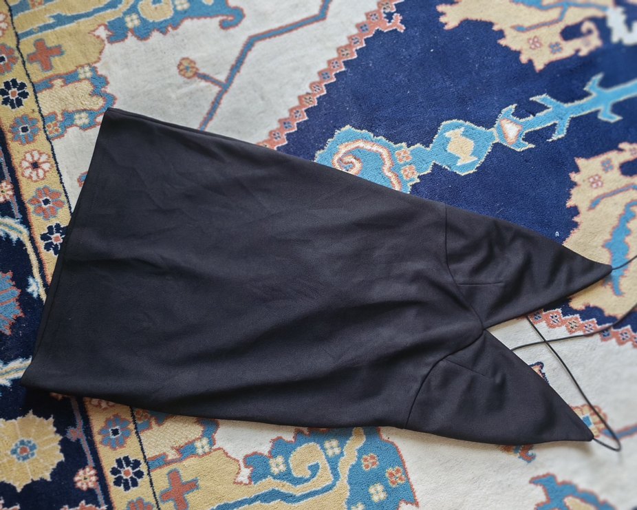 Siyah sırt dekolteli elbise - Görsel 2