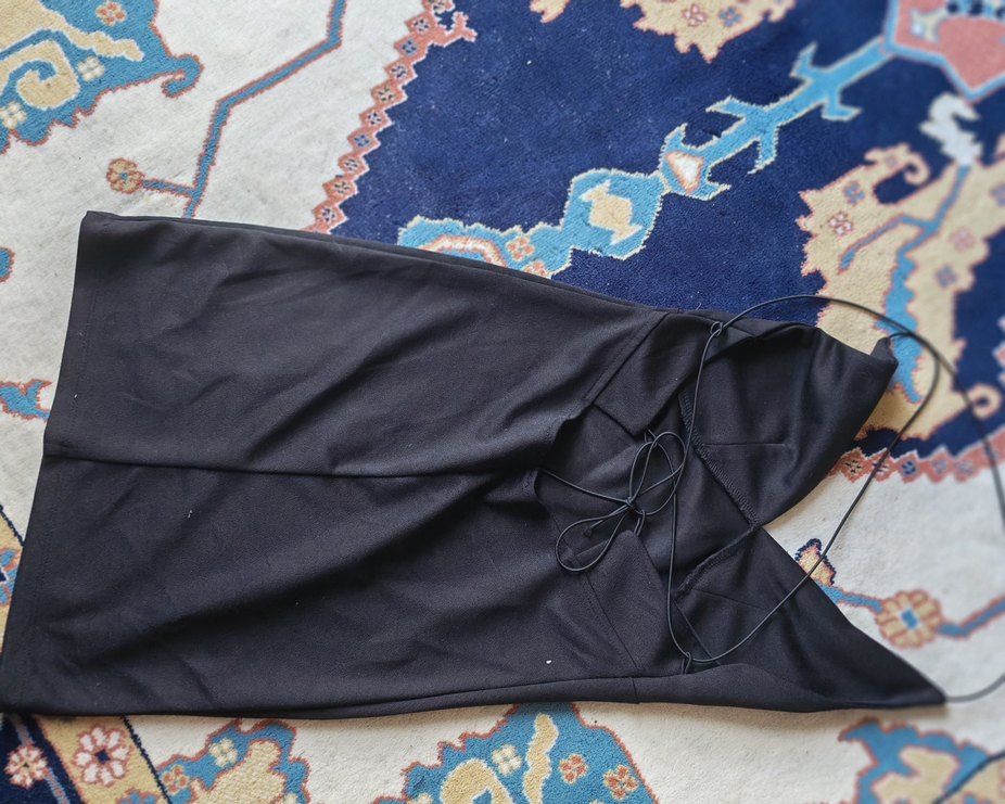 Siyah sırt dekolteli elbise - Görsel 3