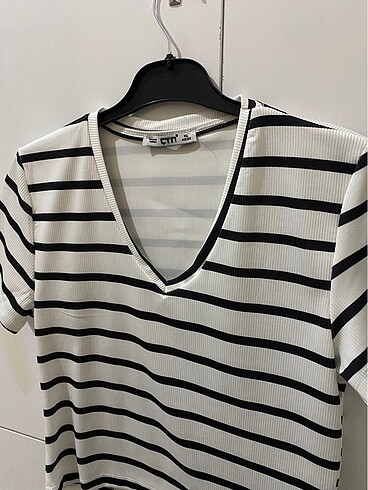 V yaka tişört - Görsel 4