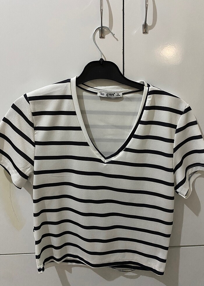 V yaka tişört - Görsel 2